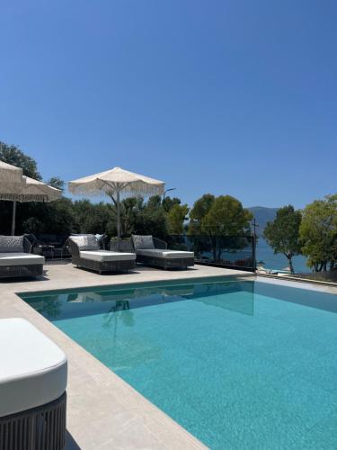 een zwembad met uitzicht op het water bij Mazarine Hotel, Vlorë, Albania in Vlorë