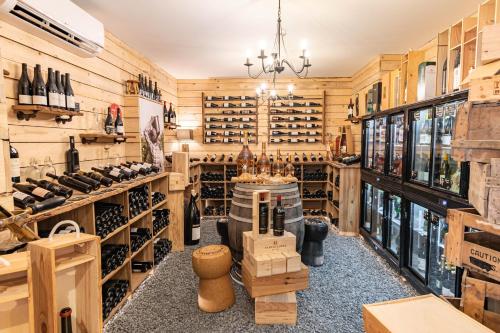 - une salle de dégustation de vins avec des murs en bois et des bouteilles de vin dans l'établissement Esplanade Hotel, à Diekirch