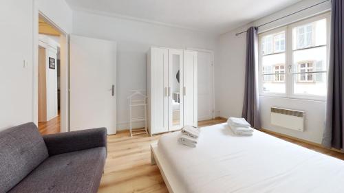 - une chambre blanche avec un lit et un canapé dans l'établissement Appartment PETITE VENISE centre historique, à Colmar