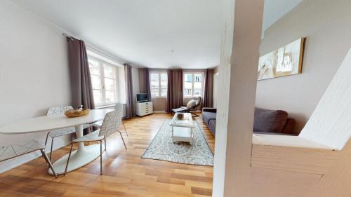 un salon avec une table et un canapé dans l'établissement Appartment PETITE VENISE centre historique, à Colmar