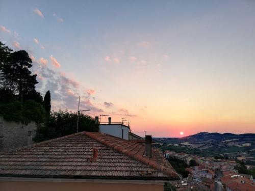 Alba o tramonto visti dall'interno dell'affittacamere o dai dintorni