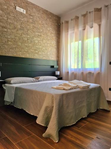 a bedroom with a bed with towels on it at Rossi&Nero Resort - servizi extra a pagamento Ristorante Piscina Sauna Spa in Pasquarelli