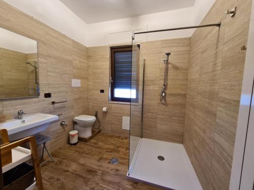 La salle de bains est pourvue d'une douche, d'un lavabo et de toilettes. dans l'établissement Rossi&Nero Resort - Ristorante, B&B, Piscina, Sauna, 