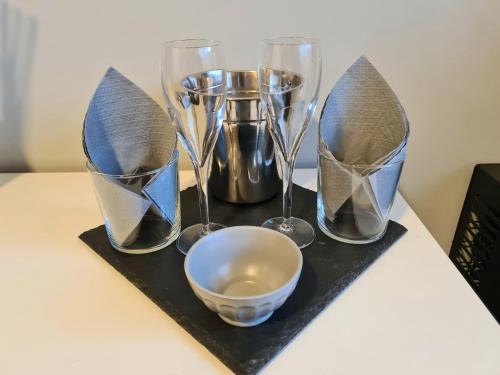 four cups and a bowl on a black tray at Rossi&Nero Resort - servizi extra a pagamento Ristorante Piscina Sauna Spa in Pasquarelli