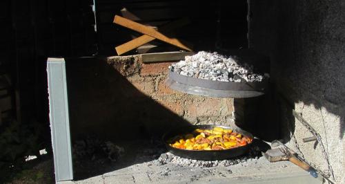 een hoop eten in een pan op een grill bij ROUTE 68 in Sarajevo