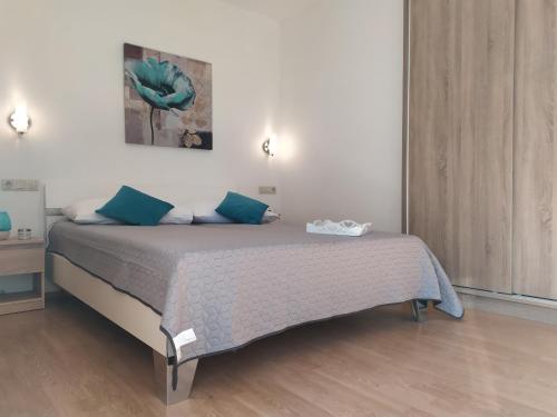 Lovely 2-bedroom, 2-bathroom apartment with sea view balcony, 200m from beach