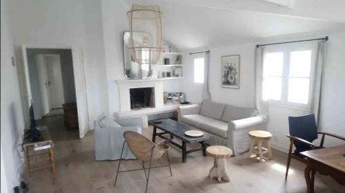 圣马丹德雷Île de Ré - T3 avec sublime vue mer - 80m2 - 4 à 6 pers的带沙发和桌子的客厅
