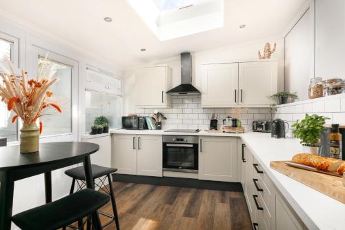 Een keuken of kitchenette bij NEW LUXURY for 2022 - Central Plymouth House - Sleeps 10 - Access to Plymouth Hoe - Close to The Barbican - Pets welcome - By Luxe Living