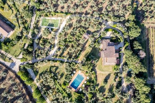 an aerial view of a yard with a house and a pool at Agriturismo Il Bagolaro in Nerola