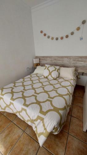 トロクス・コスタにあるLola’s Apartのベッドルーム1室(ベッド1台、テーブル、ベッドサイドシックスシックス付)
