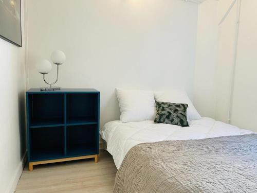 - une chambre avec un lit et une armoire bleue dans l'établissement Appartement Citadelle-Victor-Hugo, à Besançon