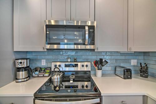 Кухня или мини-кухня в Gorgeous Greeley Getaway - Close to Parks!
