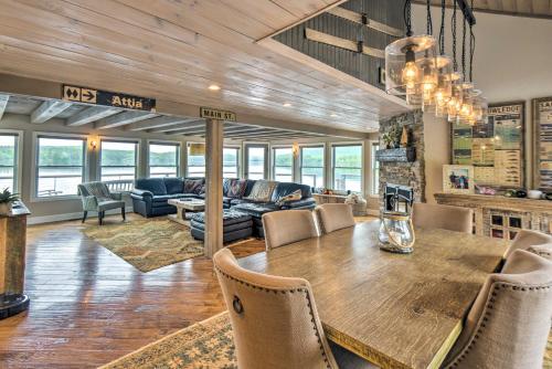 Imagen de la galería de Stunning Enfield Home with Deck and Boat Dock!, en Enfield