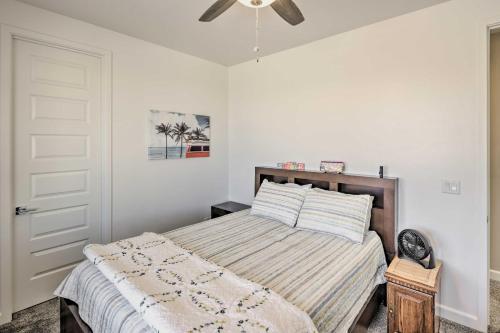 A bed or beds in a room at Idyllic Kingman Retreat with Yard - Near Hiking