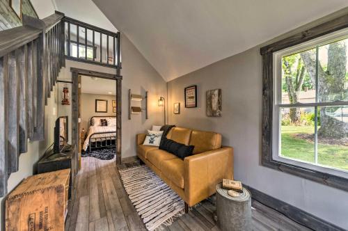 uma sala de estar com um sofá e uma janela em The Reubling House - Modern-Rustic Cabin! em Defiance