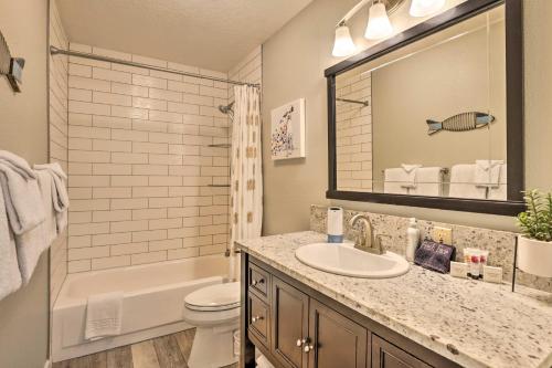 基斯通Keystone Condo with Patio and Mountain Views!的带水槽、马桶和镜子的浴室