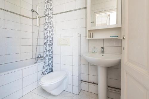 オーステンデにあるappartement à Ostendeの白いバスルーム(トイレ、シンク付)