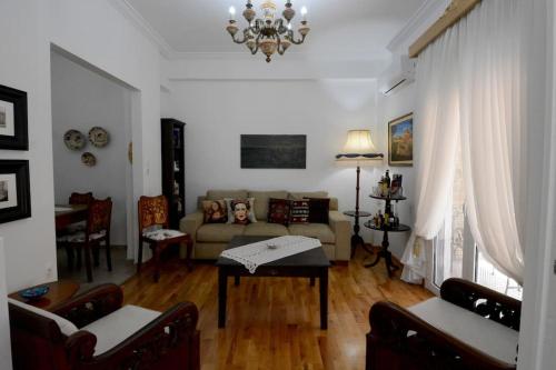 Family & Friends stay for 6, Steps from Metro