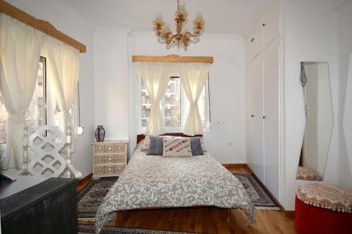 Family & Friends stay for 6, Steps from Metro