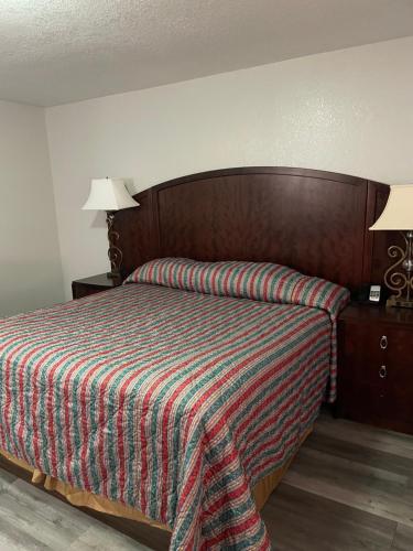 Ένα ή περισσότερα κρεβάτια σε δωμάτιο στο Four Corners Inn