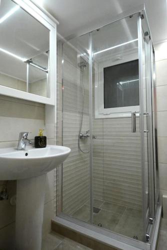 Family & Friends stay for 6, Steps from Metro