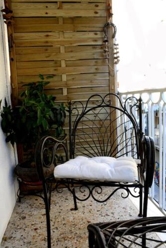 Family & Friends stay for 6, Steps from Metro