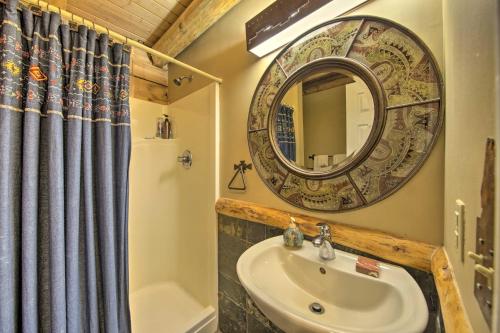 Bilik mandi di 11 Mi to Calaboose Cellars Marble Cabin with Deck!