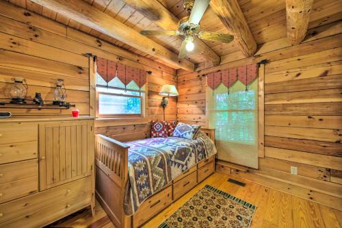 Foto dalla galleria di Lush Marble Cabin Rental with Deck, Fire Pit and Grill a Marble