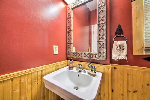 Bilik mandi di 11 Mi to Calaboose Cellars Marble Cabin with Deck!