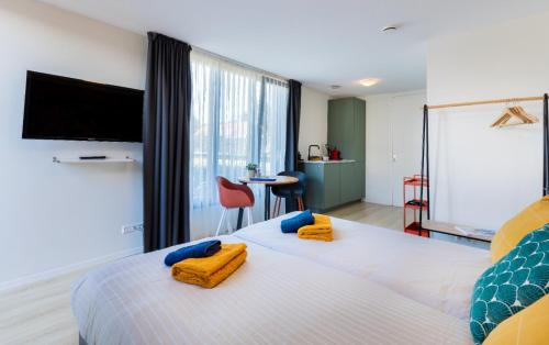 En eller flere senger på et rom på Roosjesweg 2 Luxe gastenkamer 400 meter van strand met parkeerplaats