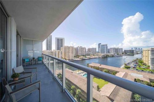 Balkón nebo terasa v ubytování Stylish Miami Beach Getaway, Ocean Views & Gourmet Kitchen -12A