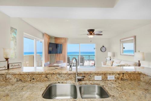 - une cuisine avec évier et vue sur l'océan dans l'établissement Pelican Isle 301, à Fort Walton Beach