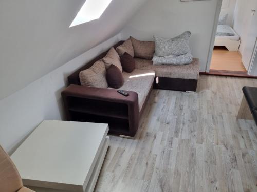 a living room with a couch in a room at Ferienwohnung/Monteurwohnung Alte Scheune bei Kassel in Weimar