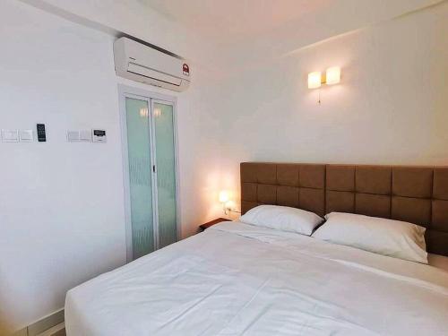 1 dormitorio con 1 cama blanca y aire acondicionado en THE SUNDAVILLE SUITE - EXQUISITE 3 BEDROOMS*8PAX*, en Kuah