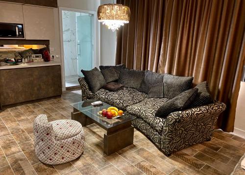 uma sala de estar com um sofá e uma mesa em Luxury Apartments Ivon em Plovdiv