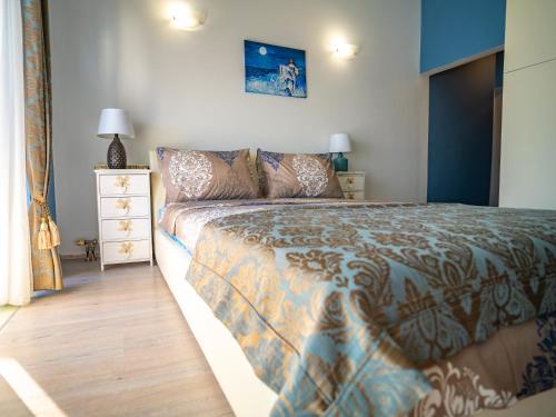1 dormitorio con 1 cama y vestidor con mesita de noche en Apartments Villa Rudi en Bibinje