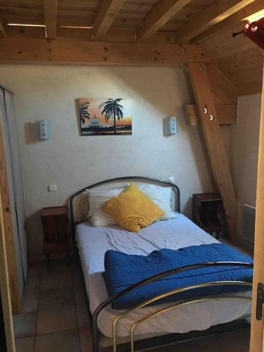 une chambre avec un lit dans une pièce dans l'établissement Très Grand Gîte équipé à la montagne, à Le Glaizil