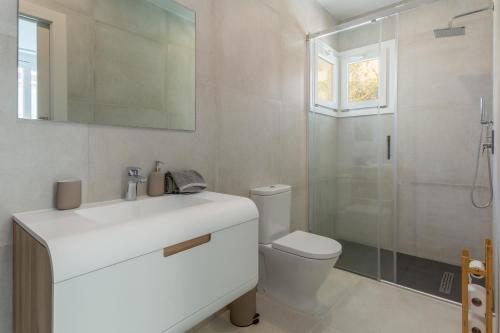 łazienka z toaletą, umywalką i prysznicem w obiekcie 394921 - WONDERFUL SEMI DETACHED VILLA w Maladze