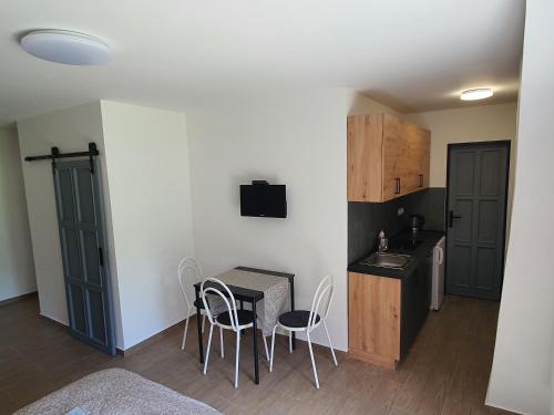Kuchyň nebo kuchyňský kout v ubytování Apartmány ČERNÝ KOHOUT