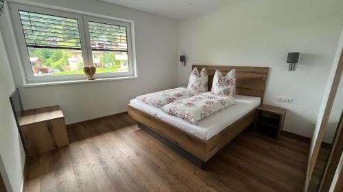 a bedroom with a bed and a window at Alpenresidenz M Vermietungs KG in See