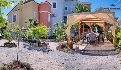 a garden with a tent and a table and chairs at Edem in Vatera