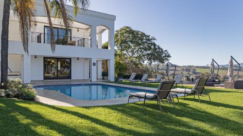 una casa con piscina en el patio en The Salene Hotel & Cottages, en Stellenbosch