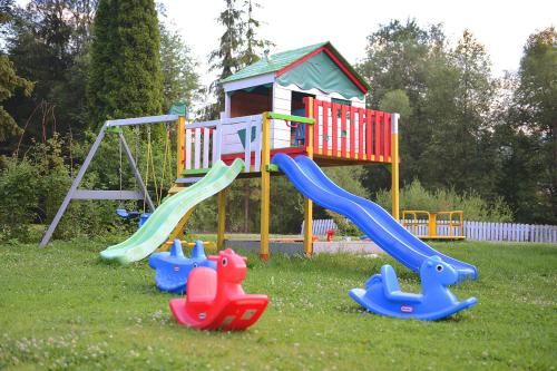 un parque infantil con un tobogán en el césped en DW Paryżanka en Poronin