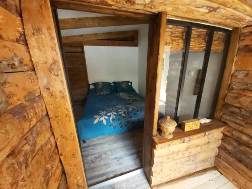 Zimmer mit einem Bett in einer Holzhütte in der Unterkunft In Casa in Casta