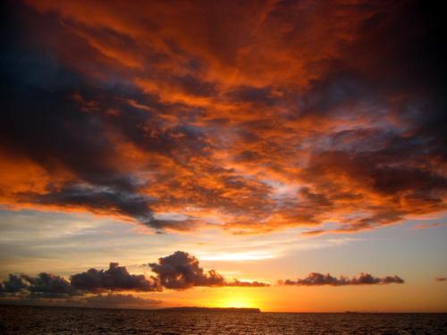 Waimea的住宿－西考艾島假日公園，云天的海洋日落