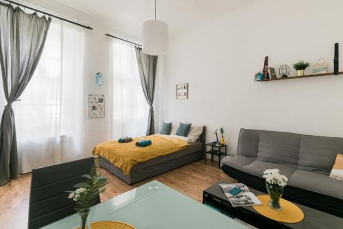 ein Wohnzimmer mit einem Bett und einem Sofa in der Unterkunft TKR- Homes in Budapest