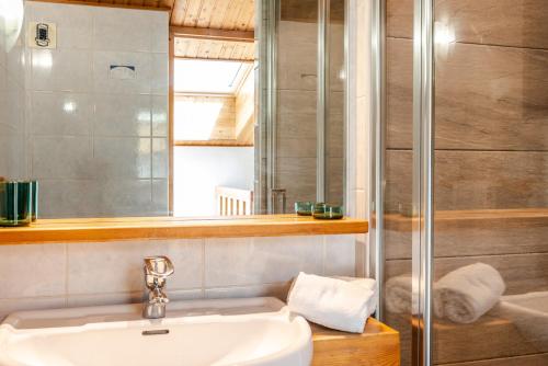 une salle de bain avec un lavabo et une douche dans l'établissement POLATON 3, à Morzine