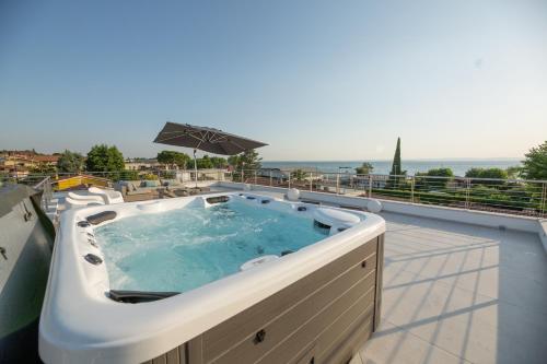 un bain à remous sur le toit d'une maison dans l'établissement Magic Luxury Apartments, à Bardolino