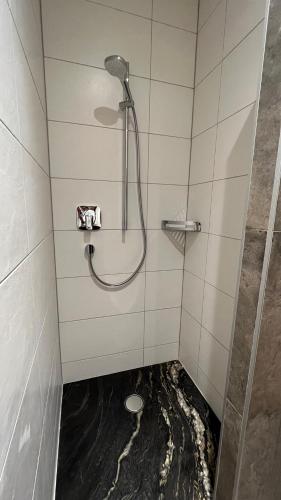 a dirty bathroom with a shower with a floor in the floor at Alpenresidenz M Vermietungs KG in See