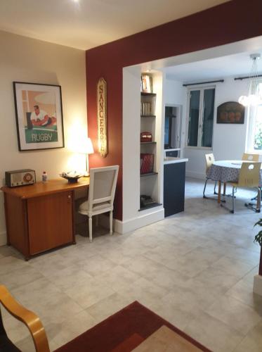 un salon avec un bureau et une table dans l'établissement maison de campagne, à Jars